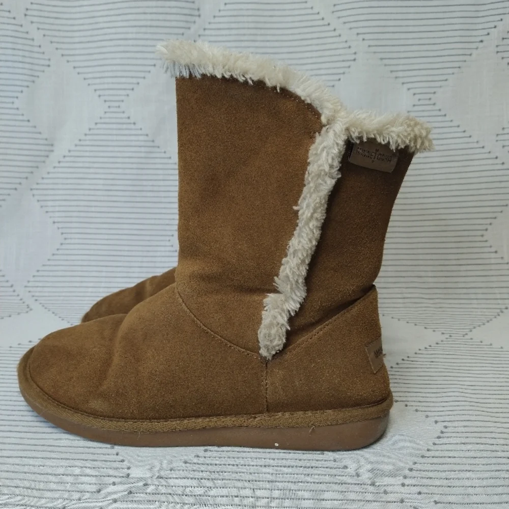 Minnetonka Boots size 8